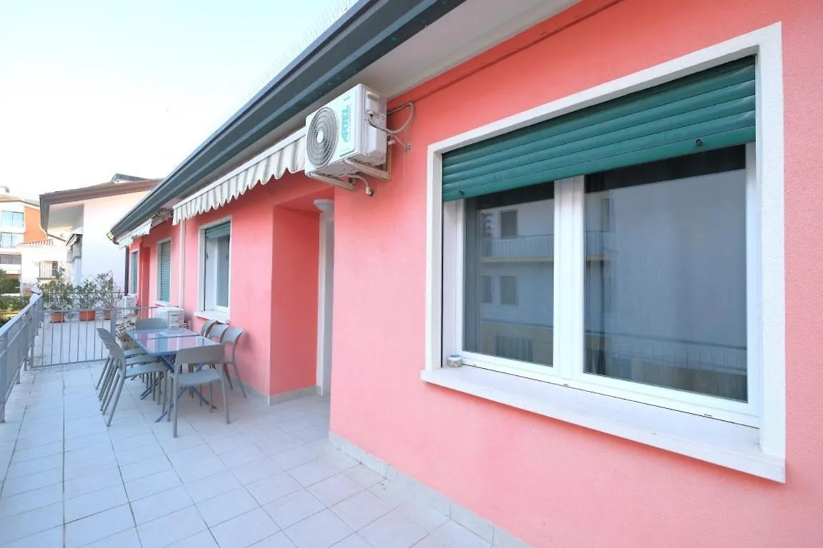 Casa Rossa Tre Camere In Centro Lido di Jesolo 0*,  Italien